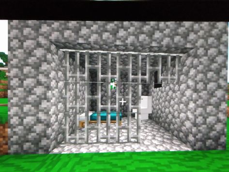 Jail Minecraft, Minecraft Prison Ideas, Minecraft Jail Ideas, Minecraft Jail Cell, Minecraft Jail, Minecraft Prison Build, Make A Jail Cell, Jail Ideas, Corkboard Ideas Decor