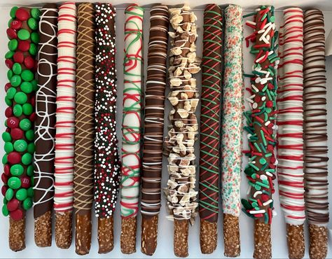 Chocolate Covered Pretzels Recipe, Pretzels Chocolate, Christmas Pretzels, Covered Pretzels, Pretzel Sticks, Chocolate Covered Pretzels, Christmas Snacks, Christmas Cooking, Christmas Goodies