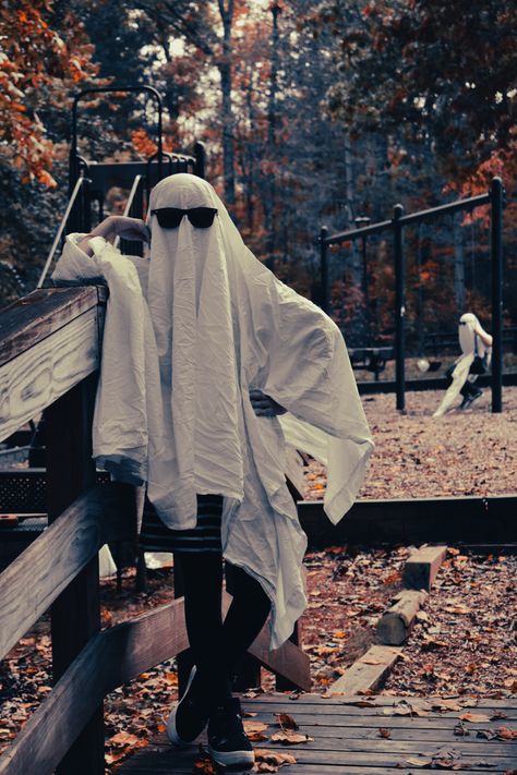 Ghost Trend, Friend Group Pictures, Friendship Photography, Sheet Ghost, Ghost Photography, Couple Goals Teenagers Pictures, Halloween Photography, Ghost Costume, Halloween Photo