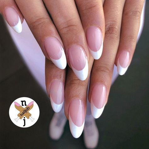 These almond-shaped nails are the perfect choice for someone who likes long nails that are rounded and pointed at the tips. Check out these cool nail art designs for almond nail shapes. Acrylic Nails Almond Shape, Almond Nails French, Long Almond Nails, Nagel Tips, Almond Shape Nails, French Tip Acrylic Nails, Almond Nails Designs, Almond Acrylic Nails, Almond Shape