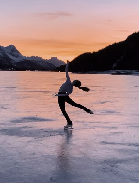 Ice Dance Aesthetic, Figure Skating Vision Board, Ice Skating Aesthetic Pictures, Figure Skating Spins, Lake Ice Skating, Iphone Wallpaper Aesthetic Summer, Skate Aesthetic Wallpaper, Like Snow We Fall, Figure Skating Photography