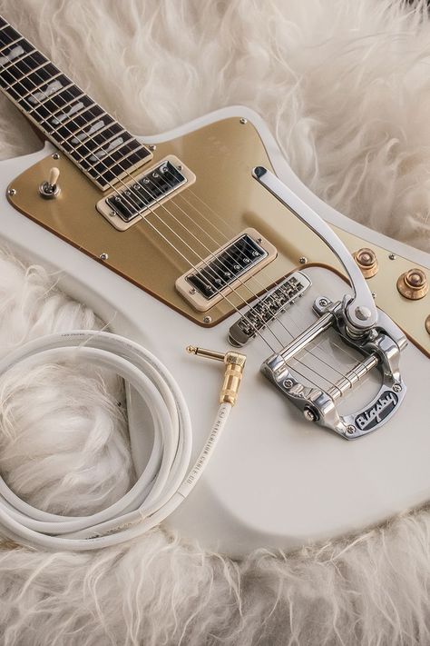 White Guitar Aesthetic, Gitar Vintage, Guitar Aesthetic, White Guitar, Types Of Guitar, Aesthetic Gold, Electric Guitar Design, Guitar Obsession, Cool Electric Guitars