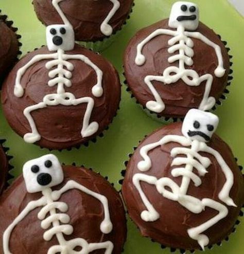 Skeleton Cupcakes, Menu Halloween, Halloween Torte, Dessert Halloween, Postres Halloween, Halloween School Treats, Halloween Fest, Decorações Com Comidas, Halloween Party Snacks