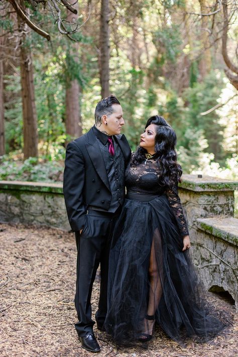 Black Wedding Dress Aesthetic Vintage, Gothic Wedding Attire, Southern Gothic Wedding Dresses, Halloween Wedding Attire, Spooky Wedding Photography, Goth Wedding Photography, Wedding Photos Gothic, French Vintage Black Goth Wedding Dress, Black Wedding Gowns