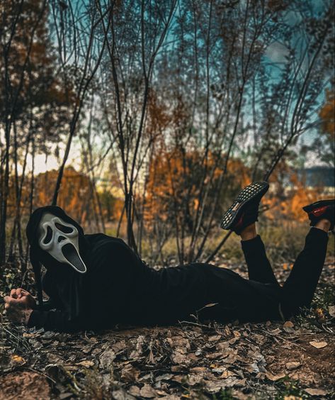 Scream Mask Photoshoot, Halloween Photoshoot Ideas Women, Ghost Face Photoshoot, Ghostface Photoshoot, Scream Photoshoot, Spooky Shoot, Spooky Photoshoot, Halloween Minis, Mask Photoshoot