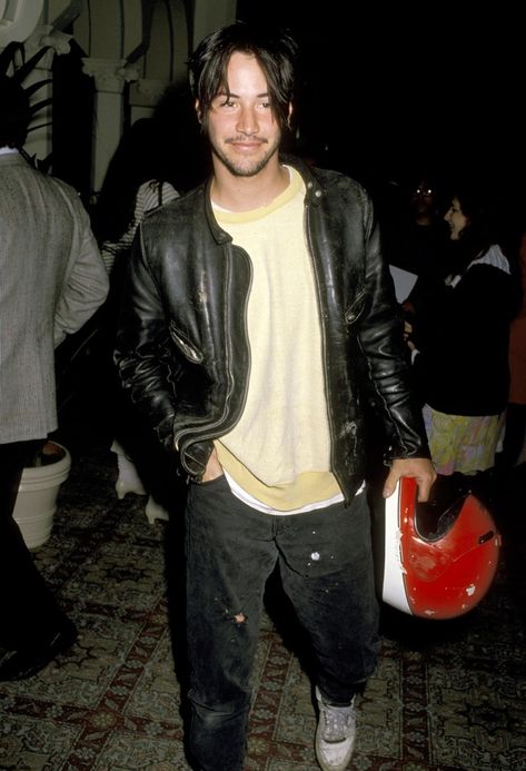 The style of original hipster Keanu Reeves in 16 vintage pictures Keanu Reeves Young, Normcore Fashion, Cafe Racer Jacket, Keanu Charles Reeves, Hipster Man, Hipster Fashion, Keanu Reeves, Denim Wash, 90s Fashion