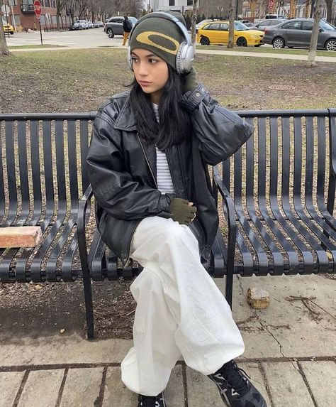 Snow Pants Outfit, Snow Outfit Inspo, Winter Grunge Outfits, Oversized Jacket Outfit, Vintage Jacket Outfit, Normcore Fashion, Beanie Outfit, Cold Fashion, Winter Pants Outfit