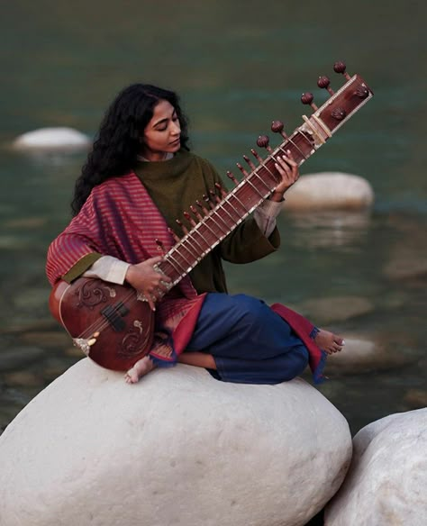 Sitar Instrument Aesthetic, Indian Music Aesthetic, Indian Classical Music Aesthetic, Classical Musician Aesthetic, Sitar Instrument, Character Hobbies, Instruments Photography, Singing Aesthetic, Indian Instruments