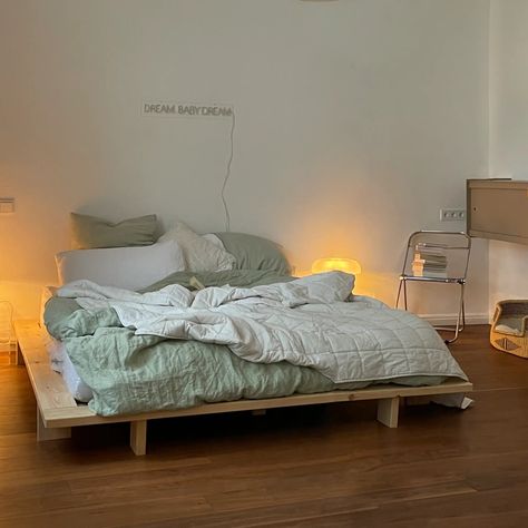 The Japan Bed by Karup Design embodies the essence of minimalist design combined with timeless elegance. Inspired by traditional Japanese style, this low-to-the-ground bed frame creates a serene atmosphere in your bedroom, bringing a touch of calm and harmony. Crafted from solid FSC® certified pine wood, the Japan Bed showcases natural materials and clean lines, making it a versatile addition to various interiors. Available in multiple sizes and finishes, it allows you to create your ideal bedro Japan Style Bedroom, Japanese Futon Bedroom, Futon Bed Frame, Japanese Bed Frame, Bed Alternatives, Japan Bed, Top Bedroom Ideas, Bed 160x200, Japanese Bed