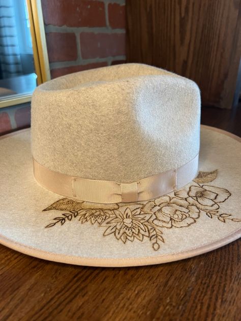 Pyrography On Hats, Burnt Hats, Burned Hats, Pyrography Ideas, Hat Burning, Hat Art, Felt Cowboy Hats, Cricut Projects Vinyl, Felt Hat