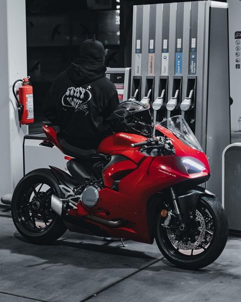 Ducati Pinagale V4, Motorcycle Shoot, Ducati V4, Ducati Panigale V2, Sport Motorcycles, Moto Ducati, Red Bike, Bike Aesthetic, Motorcycle Aesthetic