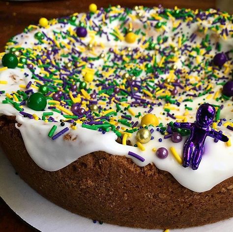 Bourbon Pecan Cake, Bourbon Cake, King Cakes, King Cake Recipe, Angel Food Cake Pan, Mardi Gras King Cake, Mardi Gras Food, Pecan Cake, Pound Cakes