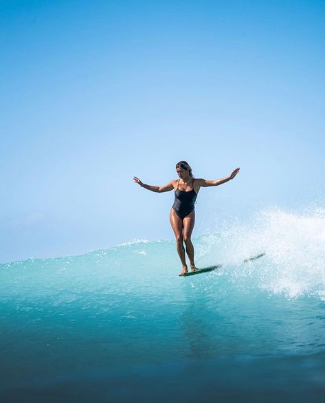 EVERYTHING YOU NEED TO KNOW ABOUT LONGBOARDING! ⚡ Ah, longboarders. Those elegant beings who dance along their boards like a salty ballerina. 💫 Head to the link in our bio to read all about it! #WomenAndWaves #WomenSurfing #Longboarding Tyler Warren, Surf Morocco, Ladies Slides, Surfing Pictures, Hawaii Surf, Magical Life, Surfing Photography, California Cool, Surf Life