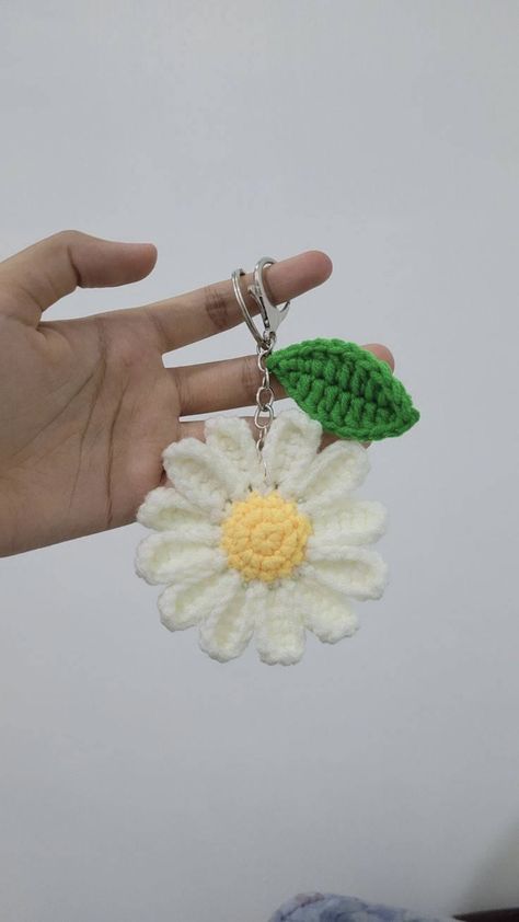 Crochet Profile Picture, Crochet Keychain Flower, Wool Coasters, Crochet Hair Clips, Beginner Crochet Tutorial, Crochet Keychain Pattern, Crochet Market Bag, Crochet Business, Crochet Daisy