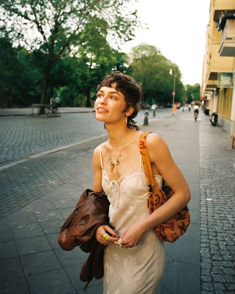 M E L on Instagram: “👩🏻‍🌾” Boho City Style, Brazil Street Style, Mexico City Street Style, Brazil Street, Boho Chic Aesthetic, Boho Street Style, London Girl, Mazzy Star, Books Quotes