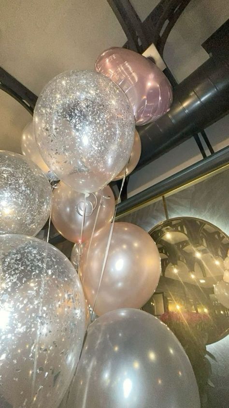 Sparkly Party Decorations, Glitz And Glam Party Theme, Glitz And Glamour Party, Sparkle Birthday Party, Glitter Party Decorations, Sweet Sixteen Birthday Party Ideas, Sparkle Birthday, 17th Birthday Ideas, Glitter Birthday Parties