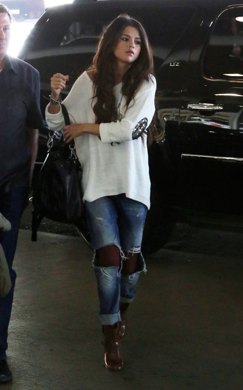 Selena Gomez Selena Gomez Style Casual, Selena Gomez Street Style, Selena Gomez Outfits, Selena Gomez Style, Blue Ripped Jeans, Celeb Style, Looks Street Style, Iconic Women, Airport Outfit