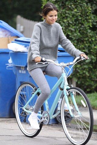 Selena Gomez Paparazzi, Casual Teen Fashion, 2018 Outfits, Justin Bieber Selena Gomez, Bike Outfits, Justin Bieber And Selena, Riding Bicycle, Selena Gomez Outfits, Selena Gomez Cute