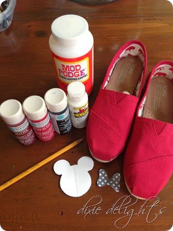 photo 3 (6) Shoes Tutorial, Shoes Disney, Disney Cute, Disney Toms, Toms Shoes Outlet, Diy Disney, Shoes Diy, Disney Shoes, Disney Diy