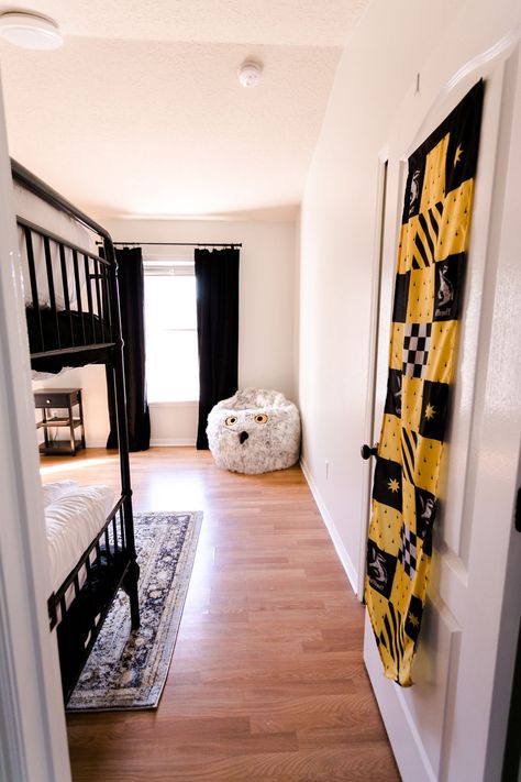 Hufflepuff-Inspired Bedroom #hufflepuff #harrypotter #airbnb #airbnbhost Hufflepuff Room Decor, Slytherin Inspired Bedroom, Hufflepuff Bedroom, Hufflepuff Room, Bedroom Aesthetic Vintage, Harry Potter Room Decor, Harry Potter Bedroom, Airbnb House, Inspired Bedroom