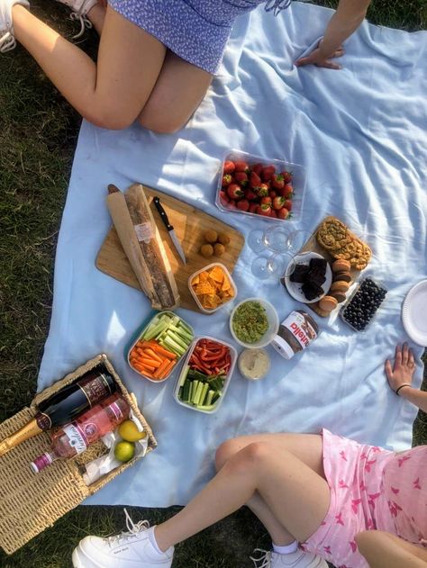 Summer picnic cute chic Bestie Picnic, Party Zone, Picnic Aesthetic, Picnic Inspiration, Mini Tortillas, Picnic Lunches, Picnic Ideas, Picnic Date, Birthday Brunch