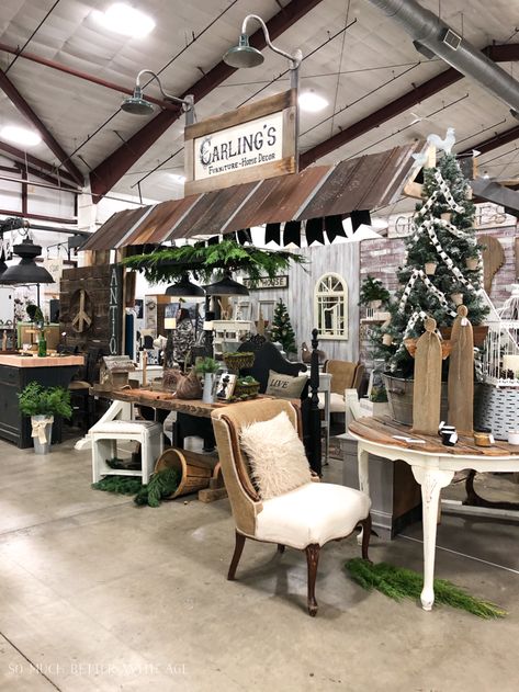 Booth Setup Design, Flea Market Booth Design, Christmas Market Set Up Ideas, Flea Market Booth Set Up, Booth Set Up, Rustic Retail Store Design, Candle Market Display, Holiday Market Booth, Boutique Decorating Ideas