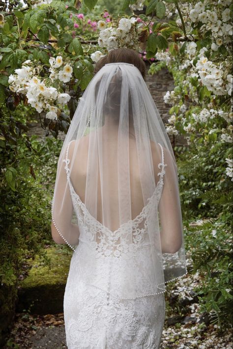 Waist Length Veil Bridal, Wedding Veil Waist Length, Waist Length Veil, Beautiful Wedding Veils, Veil Dress, Beautiful Wedding Hair, Short Veil, Bridal Cover Up, Classic Brides