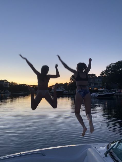 Jumping Off A Boat, Jumping Pictures, 3 Monkeys, Cottage Summer, Beach Wall Collage, Boat Pics, Night Swimming, Lake Trip, Beach Friends