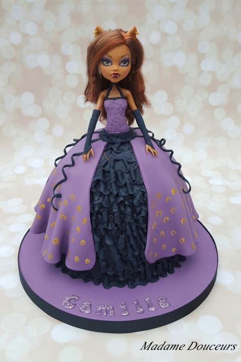 Monster High Cake Clawdeen, Monster High Doll Cake, Monster High Birthday Cake Ideas, Monster High Birthday Ideas, Monster High Cake Birthdays, Monster High Cake Ideas, Barbie Cake Design, Monster High Cake, Monster High Birthday Party