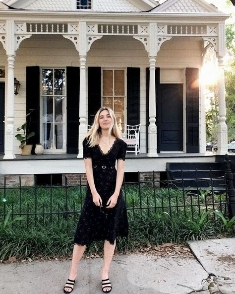 What's the secret to Southern women's style? We traveled to New Orleans to find out. Southern Street Style, Southern Women Outfits, Southern Outfits Women, Southern Summer Outfits, Nola Aesthetic, New Orleans Dress, Southern Dress, Southern Style Outfits, Southern Traditions