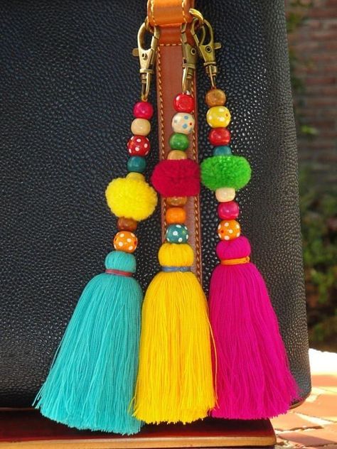 Tassen Hanger, Pom Pom Bag Charm, Colorful Keychain, Tassel Crafts, Pom Crafts, Pom Pom Keychain, Pom Pom Crafts, Diy Tassel, Diy Keychain