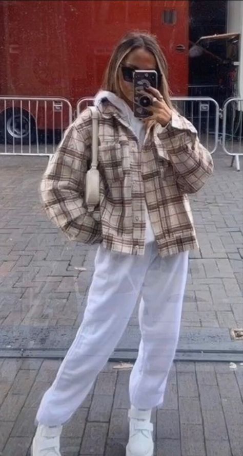 Flannel And Hoodie Outfits Women, Flannel Over Hoodie Outfit Women, Flannel Over Hoodie Outfit, Flannel And Hoodie Outfit, Flannel Outfits Girl, Flannel Outfits, Winter Fashion Outfits Casual, Beige Outfit, Tomboy Style Outfits