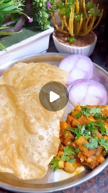 Shindhuja oliver on Instagram: "Hi all💁today recipe ready Chola poori n Punjabi Chole Masala with simple ingredients very easy n simple cooking method let’s start my dear friends 💥🙌🏻
Ingredients:::
Chole Masala 
Chickpea/channa - 1cup(soaked overnight)
Cooking oil 2 tbsp
All spices 
Sombu 1/2tsp
Dry chilli 1
Curry leaves 
Onion 1/2 
Garam masala 1 tbsp
Coriander powder 1 tbsp
Red chilli powder 1.5 tbsp
Turmeric powder 1 pinch
Salt to taste
For grinding 
4 garlic cloves 
Small size ginger
2 onions 
2 tomato 
1 green chilli 
Fresh coriander leaves 
Pressure cook channa for 5 whistles before starting chole masala cooking process 
Ingredients for chola poori::::
1 cup wheat flour 
2cup maidha flour 
Salt to taste 
Sugar 1 tsp
Cooking oil 2tbsp
1 cup water mix everything make your dough n r Chole Puri Recipe, Punjabi Chole, Pea Curry, Chole Masala, Puri Recipes, Red Chilli Powder, Break Fast, Chick Pea, Turmeric Powder