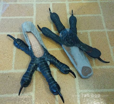 The Sky Calls to Us — Bird Feet Tutorial I made these feet for my kenku... Raven Costume, Crow Costume, Bird Costume, Fest Outfits, Dragon Costume, Cosplay Tutorial, Cosplay Diy, Cosplay Tips, Costume Cosplay