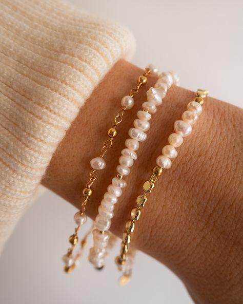 Coastal Beaded Bracelets, Pearl And Gold Bead Bracelet, Bracelet Beads Design, Pearl Bracelet Aesthetic, Diy Pearl Bracelet, Jewlery Aesthetic, Pearl Bracelet Stack, Bracelets Pearls, Pearl Bead Bracelet