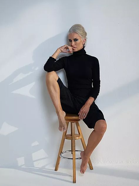 Caroline Labouchere, Silver Haired Beauties, Grey Hair Inspiration, She's A Lady, Black White Outfit, Edgy Short Hair, Ageless Beauty, Aging Gracefully, 50 Fashion