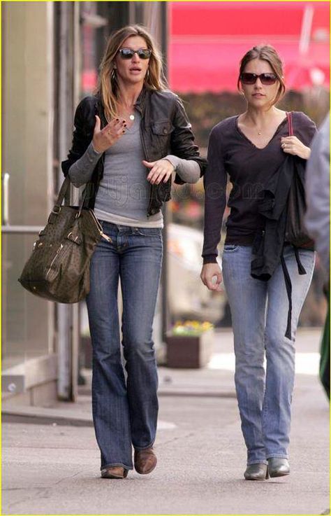 Gisele Bundchen Style, 90s Models Off Duty, 2000s Clothes, Gisele Bündchen, 2000s Fashion Outfits, Celebrity Street Style, Fashion Mistakes, Celebrity Outfits, 2000s Fashion