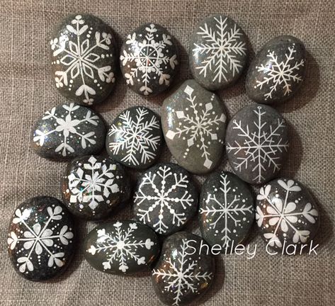 Snowflake Rock Painting, Painted Stones Christmas, Snowflake Painted Rocks, Painting Rocks Christmas, Stone Painting Christmas Pebble Art, Christmas Stones Rock Art, Rock Painting Winter, Holiday Rock Painting, Christmas Painted Stones