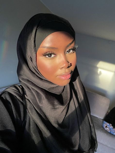 🐈‍⬛ on Twitter: "ft my nonexistent brows… " Pretty People With Hijab, Black Muslim Women, Black Hijabis, Black Hijabi Girl, Long Black Modest Niqab, Maquillage On Fleek, Estilo Hijab, Beautiful Photoshoot Ideas, Hijabi Aesthetic