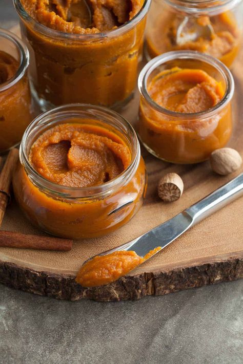 Forget pumpkin butter and treat yourself to a delicious homemade squash butter made with butternut squash and warming spices instead! A fall favorite this recipe is a must have for the season. Easy Vegan Dips, Butternut Squash Butter, Maple Pumpkin Butter, Pumpkin Butter Cake, Vegetarian Fall Recipes, Gf Thanksgiving, Desserts In Jars, Pumpkin Butter Recipe, Harvest Thyme