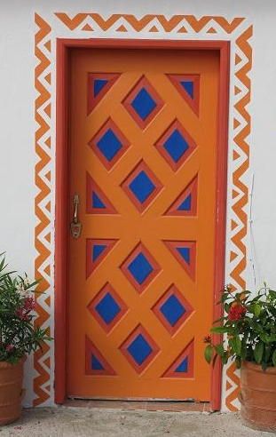 the border around it Modern Entrance Design, Doorway Art, Carved Wood Doors, Mexican Doors, Kalaw, Carved Door, Orange Door, Modern Entrance, Gorgeous Doors