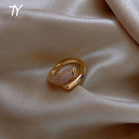 Couple Ring Design, Design Japonais, Gold Finger Rings, Modern Gold Jewelry, Gold Bridal Jewellery Sets, Unusual Rings, Gold Rings Fashion, Gold Ring Designs, Fancy Jewellery