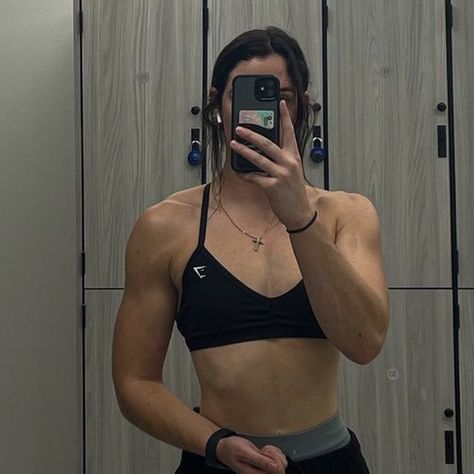 Strong Woman Muscle, Women Muscles Aesthetic, Muscle Mommy Outfits, Strong Body Aesthetics Women, Women Physique Inspiration, Strong Girl Aesthetic, Gym Fits Aesthetic Women, Strong Woman Aesthetic, Muscle Mommy