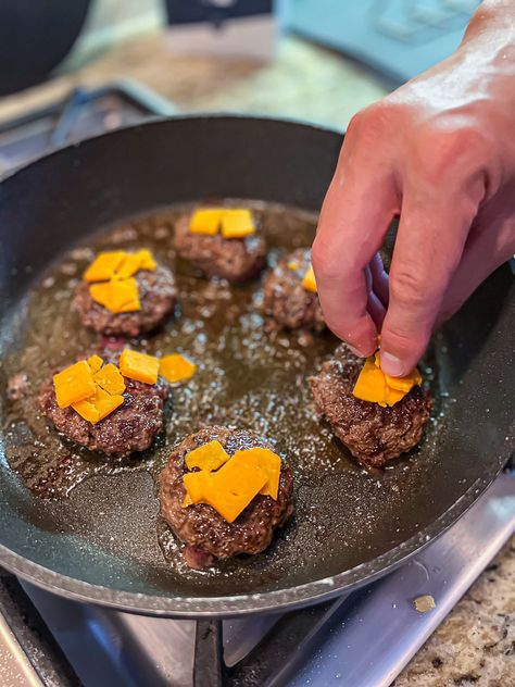 Cooking burger sliders with cheese on the stove Oven Sliders, Cast Iron Skillet Burgers, Skillet Burgers, Cast Iron Burgers, Ground Beef Sliders, Oven Burgers, Turkey Burger Sliders, Hamburger Sliders, Slider Recipe