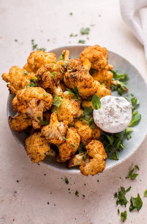 These roasted cauliflower bites with a mint dip are a tasty vegetarian appetizer or side dish! Ready in 30 minutes. Mint Dip, Baked Cauliflower Bites, Best Tapas, Holiday Appetizers Recipes, Tapas Recipes, Cauliflower Bites, Baked Cauliflower, Vegetarian Appetizers, Crispy Potatoes