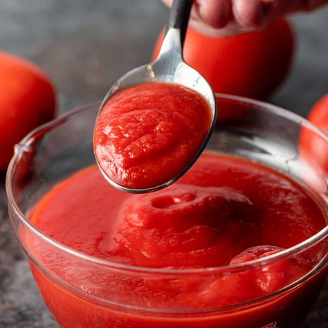 What is passata? Often referred to as tomato purée, passata is puréed and strained tomatoes. It adds a punch of flavor to sauces and more! Velveting Chicken, Different Chicken Recipes, Tomato Paste Recipe, Paste Recipe, Pizza Sauce Homemade, How To Peel Tomatoes, Brown Sauce, Food Substitutions, African Recipes