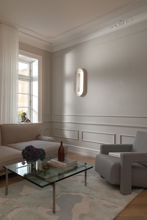 Sasi Collection by Nuura: A Play of Light and Material Beige Wall Colors, Luxury Wall Lights, Installing Wainscoting, Large Wall Lighting, Glass Partition Wall, Classic Style Interior, White Molding, White Fireplace, Wall Lamps Bedroom