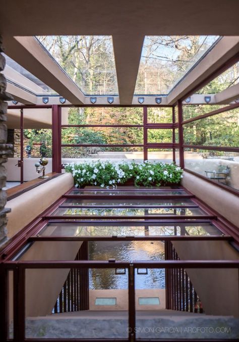 Fallingwater - Picture gallery Falling Water House Interior, Falling Water Frank Lloyd Wright, Falling Water House, Waterfall House, Frank Lloyd Wright Architecture, Frank Lloyd Wright Buildings, Frank Lloyd Wright Design, Frank Lloyd Wright Homes, Chair Design Wooden