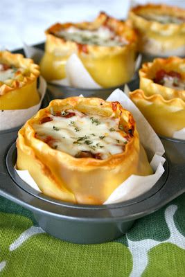 Muffin Tin Lasagna - I was thinking premade and then individually wrapped in tinfoil for warming over the fire. Lasagna Cups, Resep Pasta, Pasta Fatta In Casa, Muffin Tin Recipes, Good Eat, Think Food, Ravioli, Finger Food, Main Dish Recipes