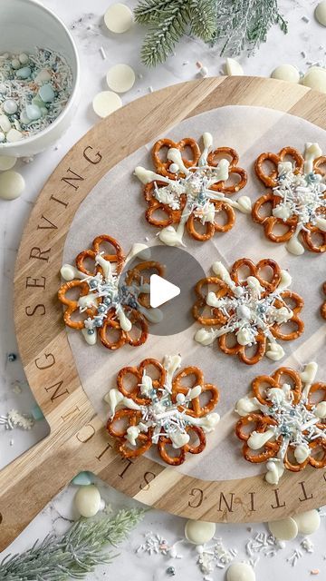 Xmas Sweet Treats, Snowflake Gift Ideas, Snowflake Appetizers, Snowflake Pretzels White Chocolate, Pretzel Wreaths White Chocolate, Christmas Pretzel Ideas, Pretzel Snowflakes, Pretzel Con Chocolate, Snowflake Pretzels